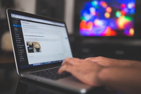 Pessoa escrevendo em computador simbolizando jornalismo longform